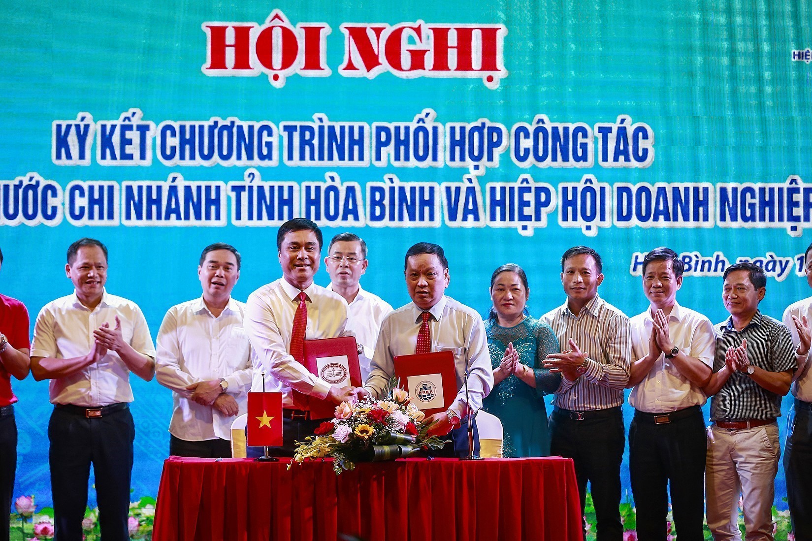 vna-potal-ngan-hang-nha-nuoc-chi-nhanh-tinh-hoa-binh-va-hiep-hoi-doanh-nghiep-tinh-ky-ket-phoi-hop-cong-tac-5713667-1634049517.jpg